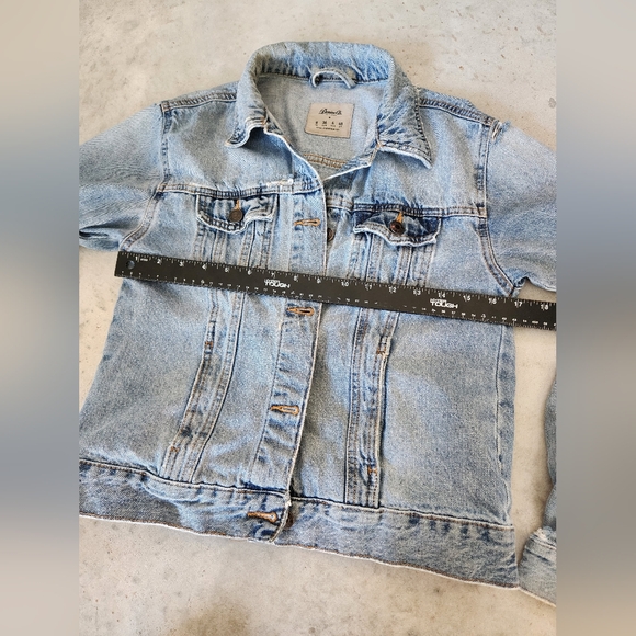 Denim & Co Distressed Jean Jacket Denim Light Wash Size 4 - Picture 4 of 10